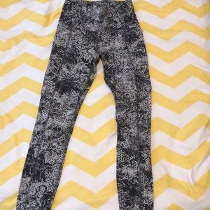 Rarely Worn LULULEMON leggings !!